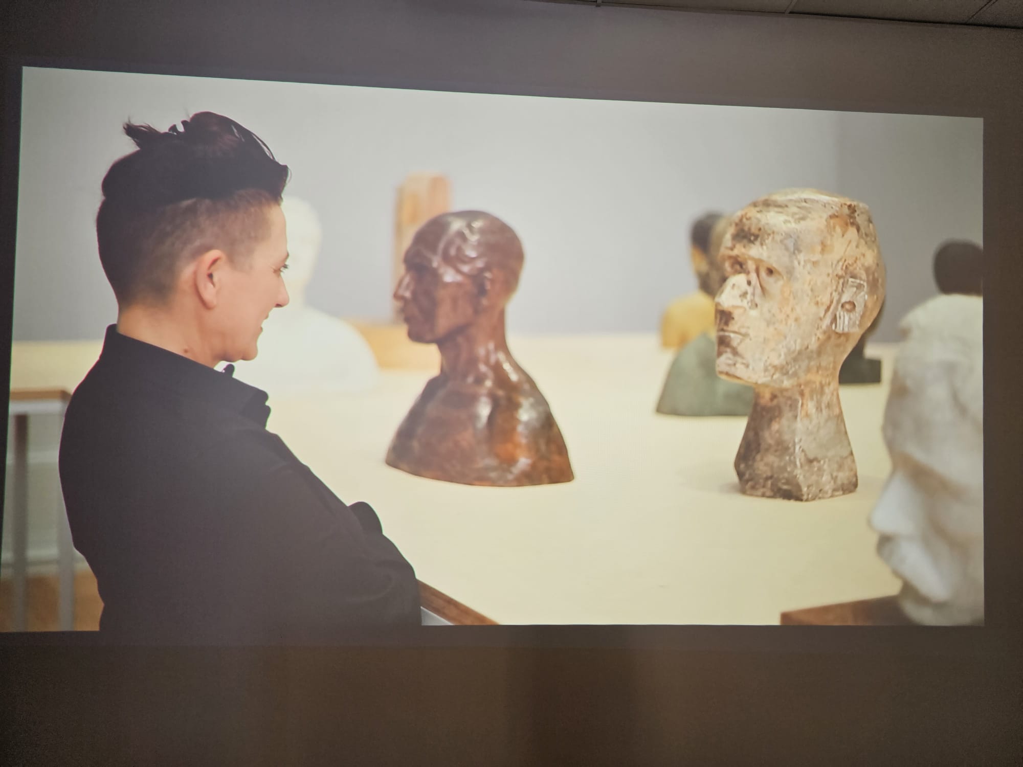 exposició "Las estatuas" d'Itziar Okariz