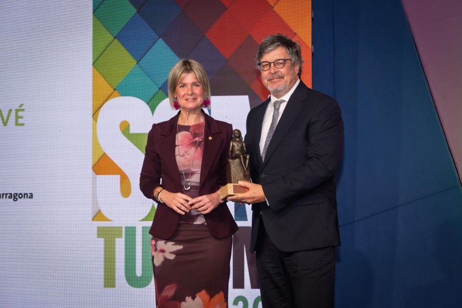 La presidenta, Noemí Llauradó, lliura el Premi Costa Daurada i Terres de l’Ebre a Salvador Anton