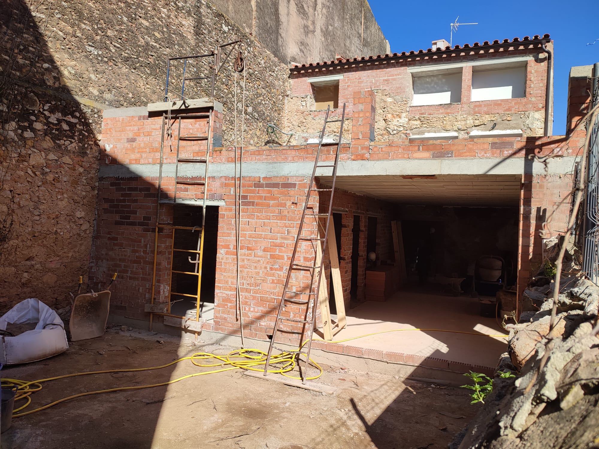 Adequació de la casa Abadia a Godall, per a un centre de dia i un habitatge social.