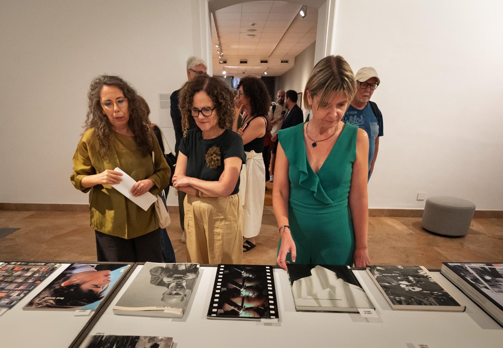 Un altre moment de la visita guiada a la mostra, que està repartida per diferents sales del MAMT