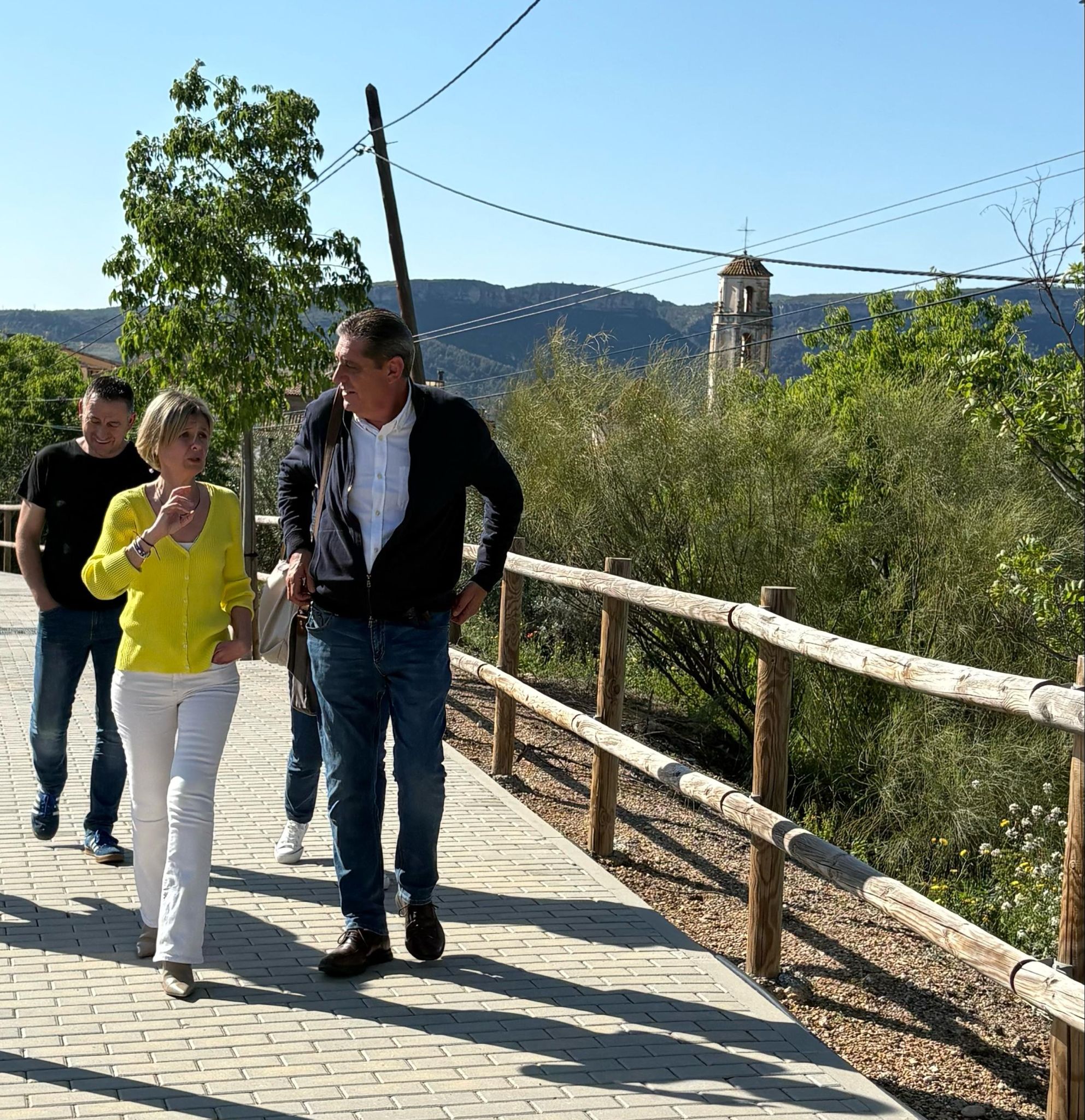 Passeig per l'accés a les piscines municipals, acondicionat amb un ajut de la Diputació