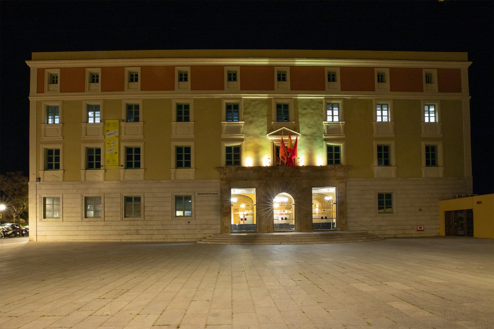 La façana de la Diputació de Tarragona il·luminada de groc
