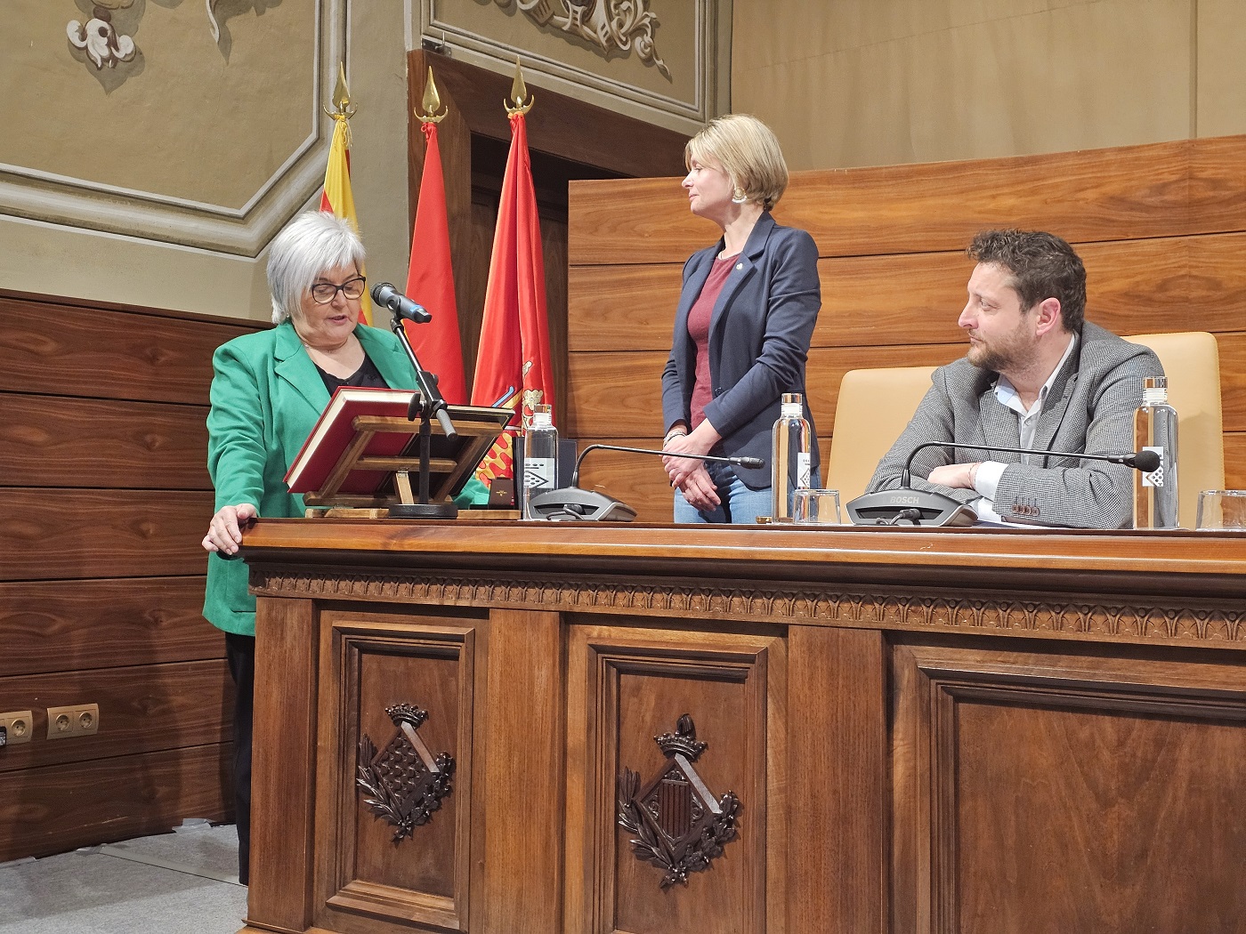 La nova diputada, Mercè Pedret, en el moment de prendre possessió aquest divendres a la sessió plenària
